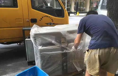    義烏這個果皮箱有“搞頭”，上面還可以發(fā)布公益廣告