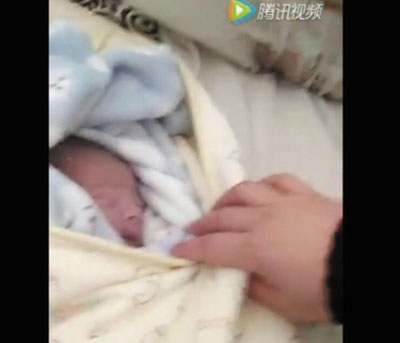 痛心，大連一女?huà)雱偝錾鷥蓚€(gè)小時(shí)就被棄垃圾桶