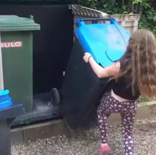   打臉！英國清潔工稱垃圾桶難放 8歲女孩當(dāng)場示范