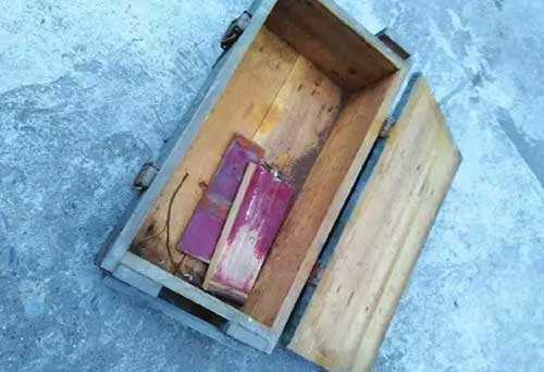 垃圾箱旁邊驚現(xiàn)手榴彈盒