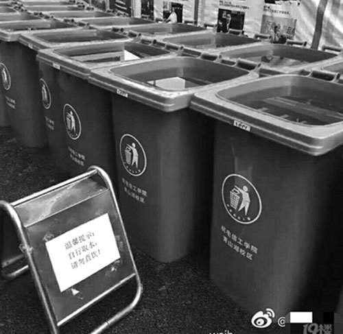 高校用垃圾桶儲(chǔ)水 上貼：自行取水、請(qǐng)勿直飲
