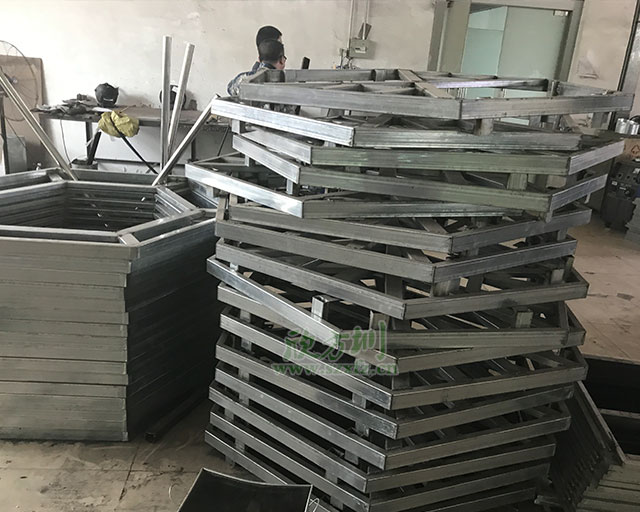 ?？诨疖囌菊九_(tái)花盆垃圾桶生產(chǎn)工藝