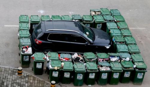 汽車被垃圾桶包圍是被惡搞還是得罪人了？