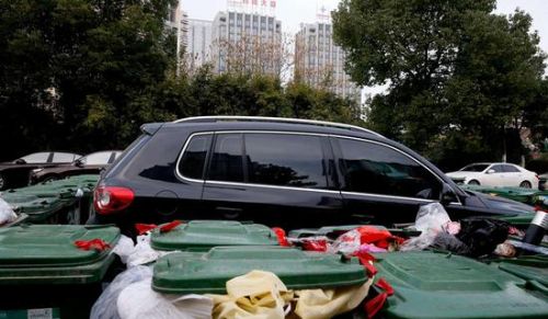 汽車被垃圾桶包圍是被惡搞還是得罪人了？