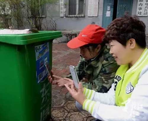 書報亭、早餐車，甚至垃圾桶都有二維碼“身份證”了。