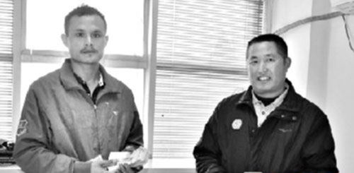  摩的師傅垃圾桶撿到萬元現(xiàn)金，拾金不昧送還失主