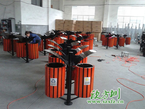 美化公園環(huán)境，就選河源鋼木垃圾桶