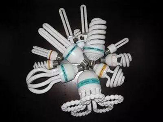 有害垃圾危害大，請(qǐng)投有害垃圾桶集中處置