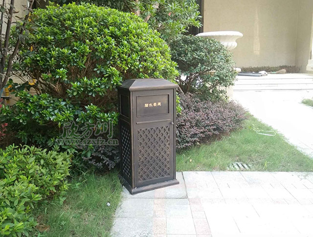 鋼制別墅烤漆垃圾桶戶(hù)外擺放圖