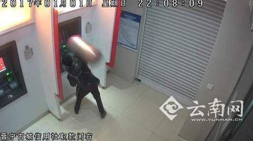 取款不成功，竟用垃圾桶出氣