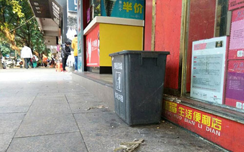 垃圾桶當(dāng)足球踢？！城區(qū)大半年累計(jì)丟近千個(gè)垃圾桶